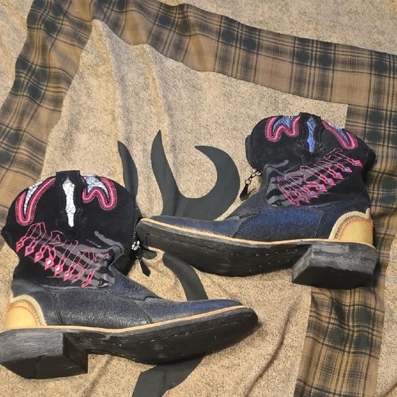 Ariat Black and Pink Embroidered Western Boots Only Worn Once Like Brand New - Picture 3 of 6